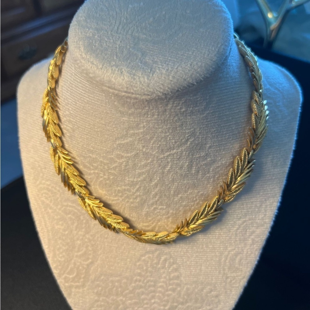 Elegant Golden Leaf Necklace